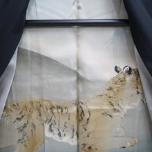 Load image into Gallery viewer, Men's Haori Vintage(1950-1980) Black Montsuki Habutae Tiger Silk #10879E4