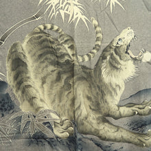 Load image into Gallery viewer, Men's Juban Vintage(1950-1980) Gray Tiger Silk #10457A4