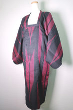 Load image into Gallery viewer, Haori Jacket Vintage(1950-1980) Black Magenta Yabane Silk #8758A1