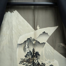 Load image into Gallery viewer, Men&#39;s Haori Vintage(1950-1980) Black Montsuki Habutae Mt. Fuji Silk #9819B1
